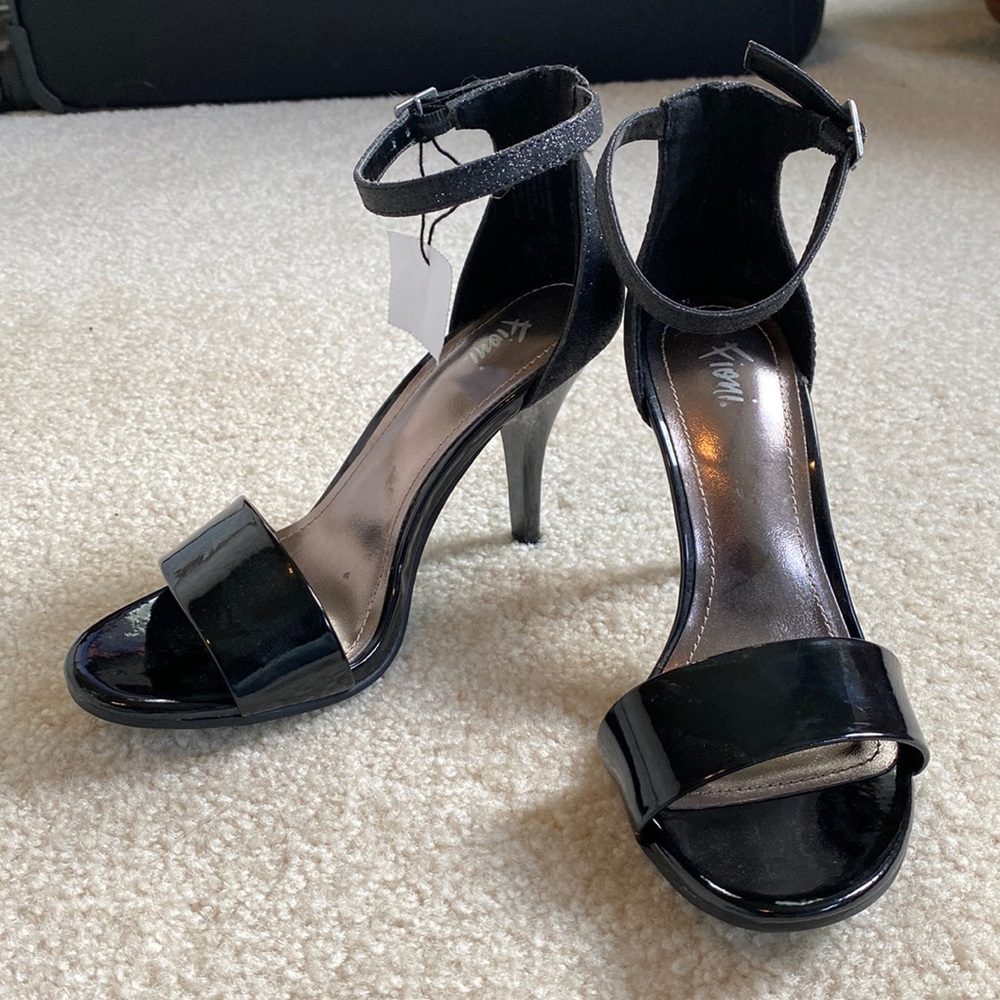 NWT Fioni sparkly heels